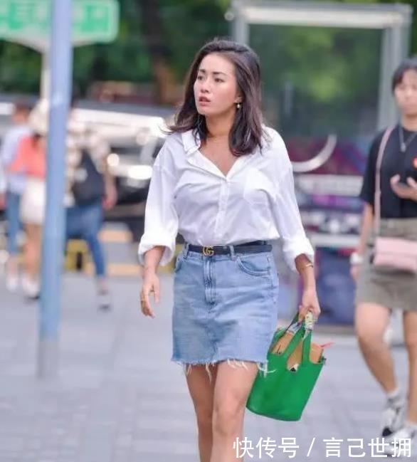  「美女」街拍：软玉温香的美女，一件米色开衫配灰色短裙，时尚美丽大方