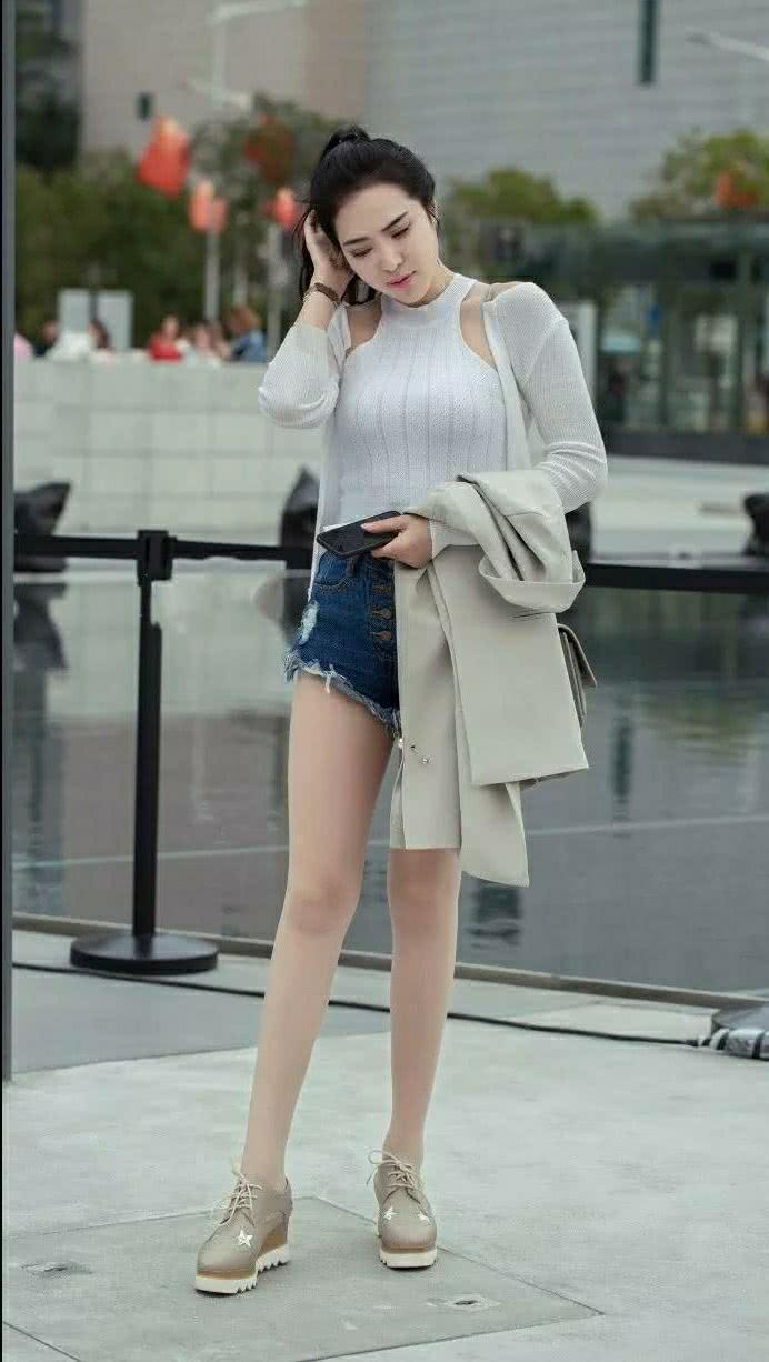 街拍：穿着朦胧一抹小性感的小姐姐，青春靓丽很独特！