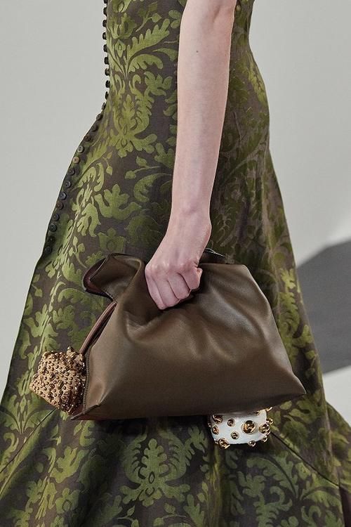 「宜家」是日美好事物宜家和必胜客合作肉丸披萨,LOEWE从日本陶瓷得灵感推新系列