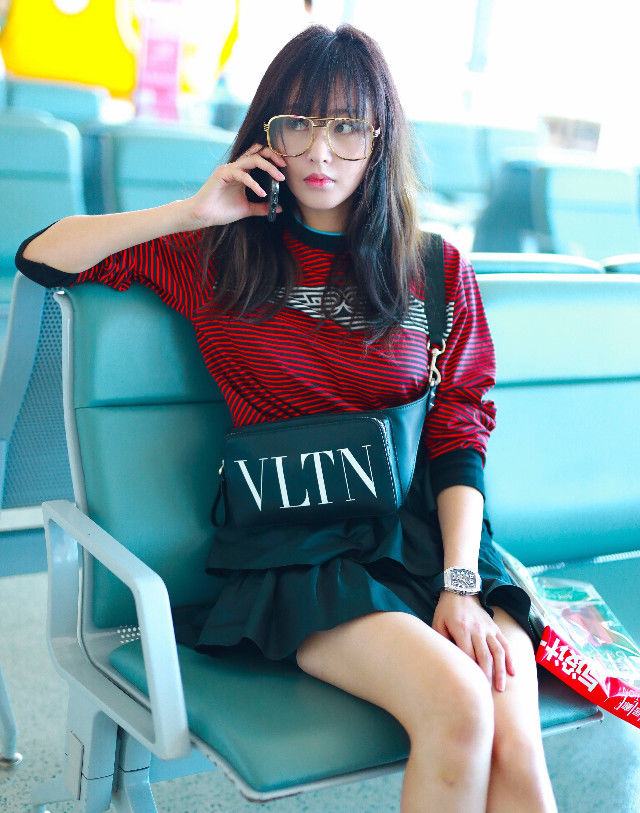 张天爱现身机场，发型转变，网友:想知道谁给她做得头发!