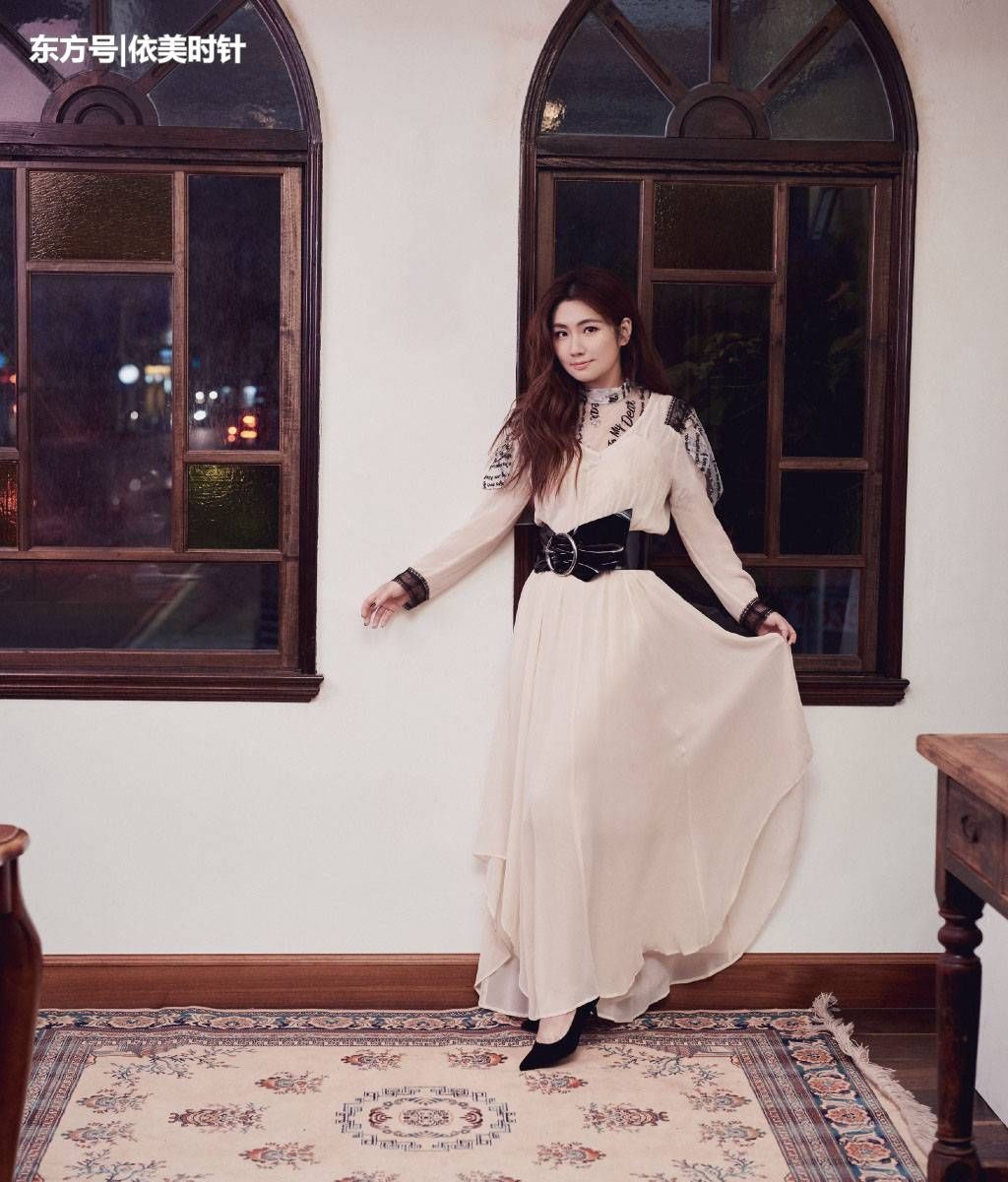 任家萱长发披肩，身穿素色长裙依旧美如画，面对镜头的心态真好