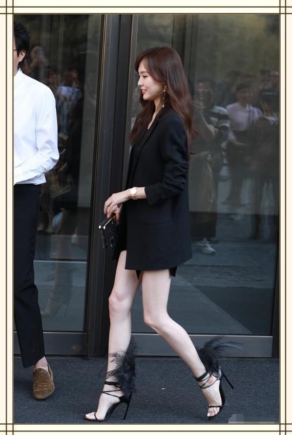 唐嫣的腿够长了，还踩“两根针”，网友：真想把脚上的毛给她拔掉