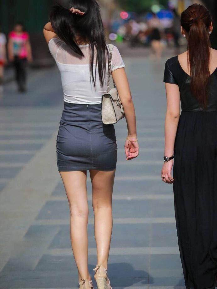 街拍:微胖身材的小姐姐,紧身裙更能凸显迷人气质