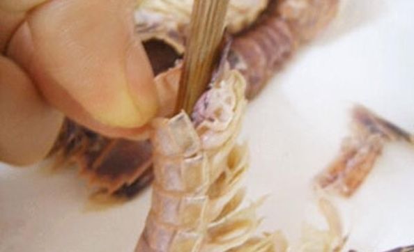 记住虾爬子上有个开关，虾肉一拉就出来