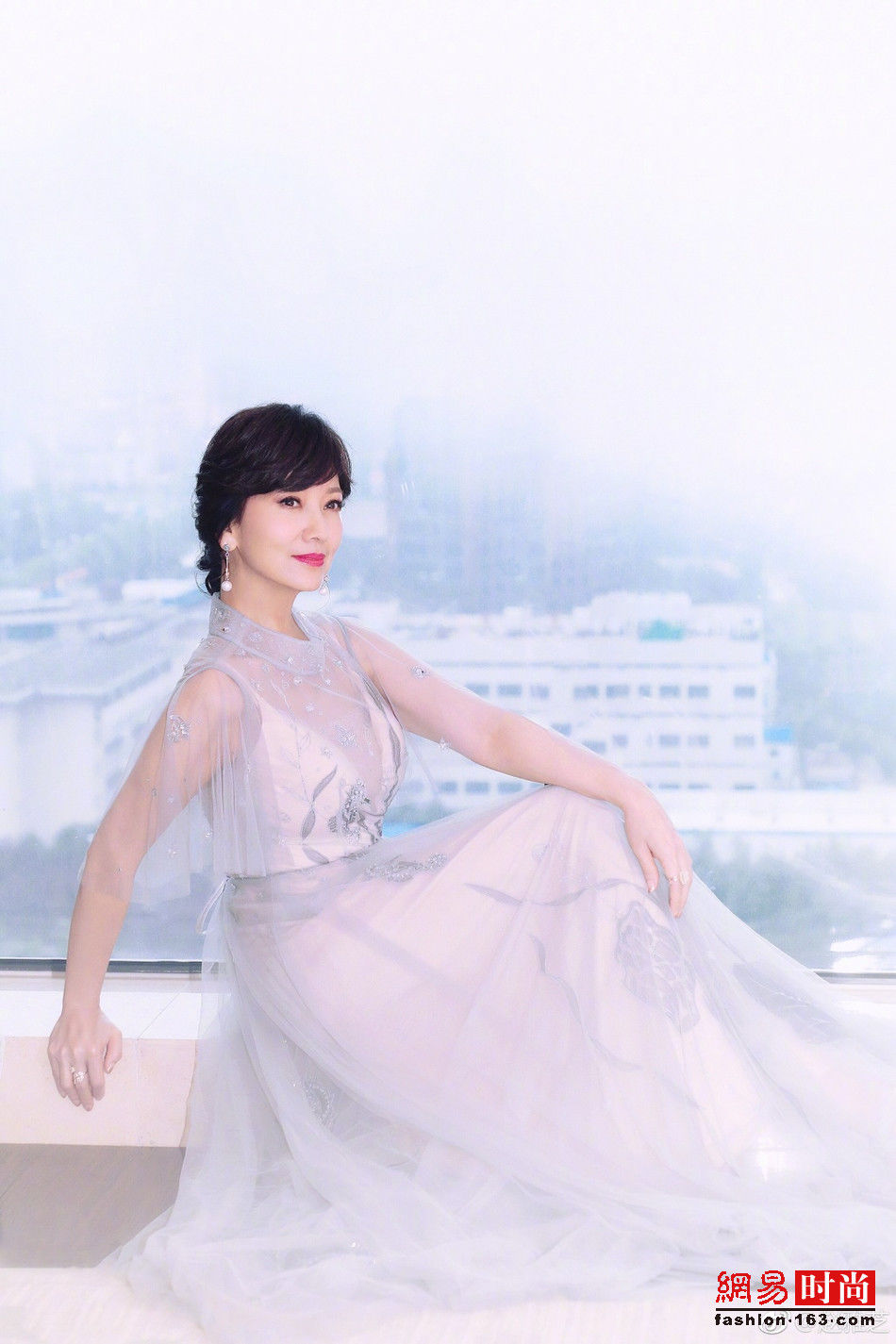 敢穿!63岁赵雅芝穿透视衫短裤秀紧致身材