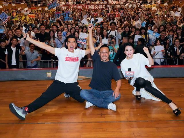 49岁许晴穿紧身裤,还爱上了范冰冰的黑驴蹄?网友:都是腿啊!