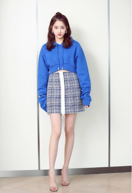 关晓彤都快把高腰裙提到胸口了，裙子还穿反?网友:这腿看了想跪