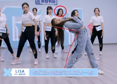  随便■Lisa舞蹈功底有多厉害？随便示范一个后仰动作，学员模仿不来，差距很大