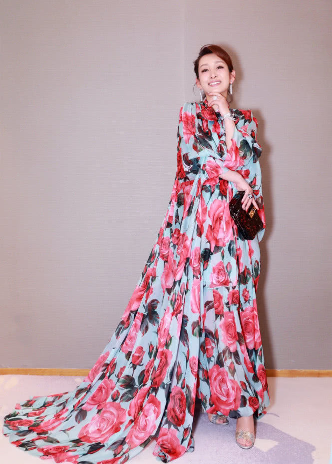 她曾因长得丑被骂，自曝整容原因令人心疼，39岁女人味十足!