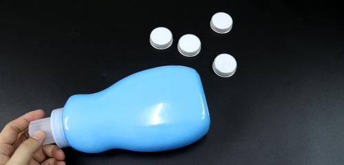 们可以把它:空洗衣液瓶子别丢,简单制作一下还有两个作用,简单实用