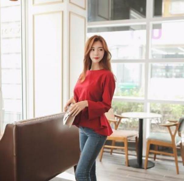 青春漂亮的牛仔裤美女，自带高贵气质，让人着迷