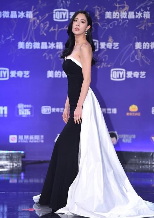  凹凸感：克拉拉“尤物身材”好惊艳，穿黑白拼接色抹胸连衣裙，凹凸感无敌