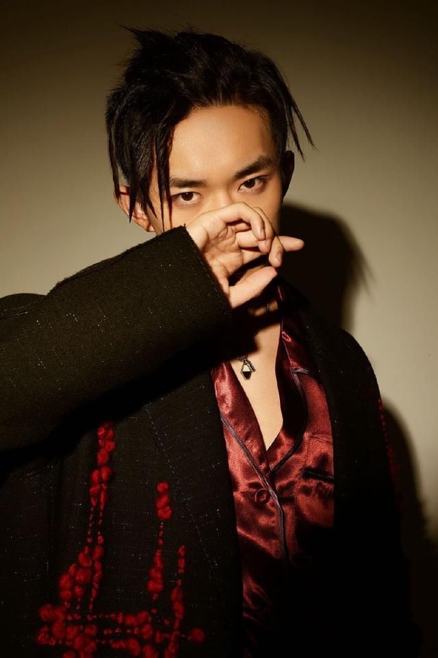 18岁易烊千玺肌肉线条太撩人!彩辫+葱须刘海真是个性过了头!