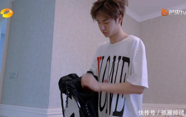 #嘴巴#有一种“可爱”叫王一博的起床气,嘴巴鼓鼓不愿穿衣服,心都化了