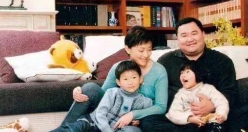 「爸爸」杨澜女儿罕见现身，和妈妈牵手同框，身材不似爸爸吴征