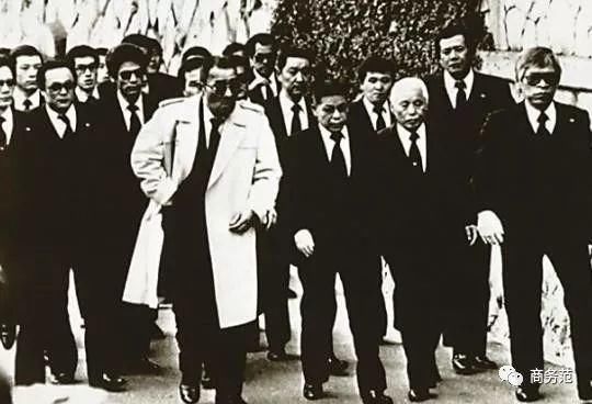 真正厉害的黑帮老大,穿定制西装戴百达翡丽,画