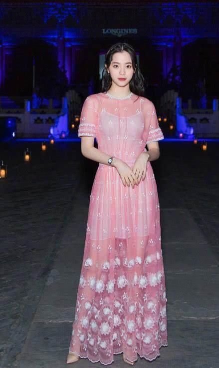 迪丽热巴王丽坤唐嫣韩雪的蜜桃粉裙，今年夏天你被谁给甜到了？