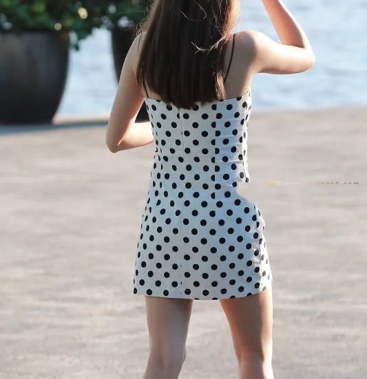 气质小姐姐穿紧身包臀裙，身材玲珑有致，脸上的笑容真甜美