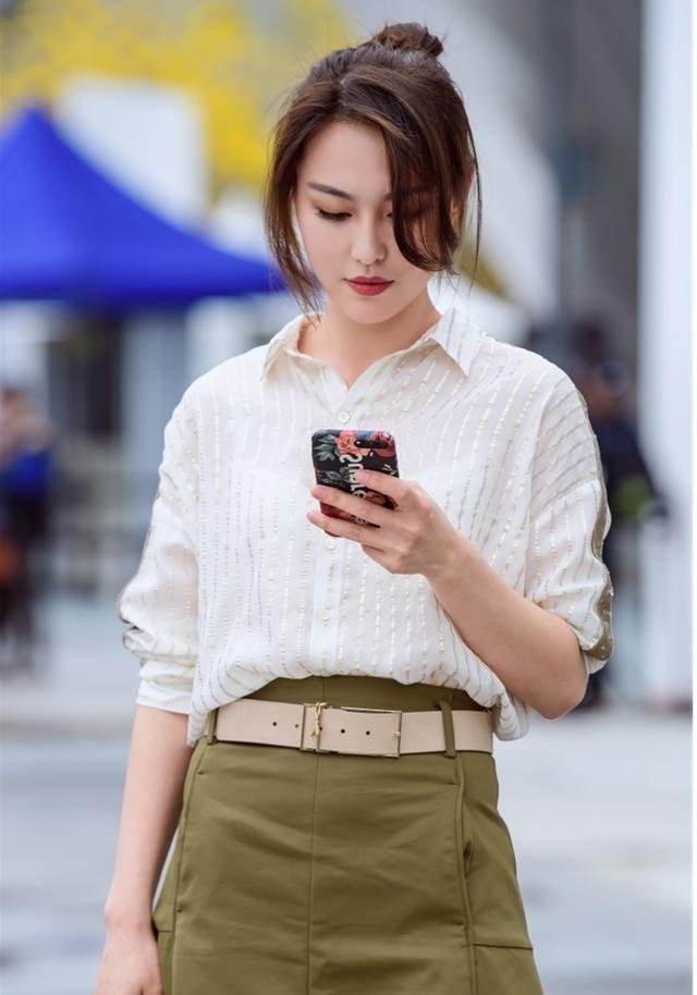 个性■路人街拍,美女内搭一件黑色高腰吊带背心,非常个性