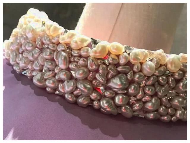 女子穿紫色礼服,花费500多万,网友吐槽:普通而廉价