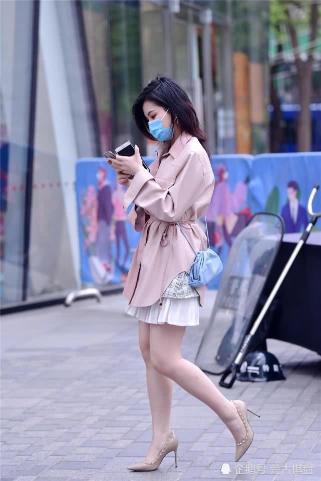  位美女选择一■好看还显瘦的尖头细高跟鞋，要选择一双高度多少会更好呢？
