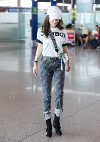 霍思燕尴尬了，穿一双裸色高跟鞋，竟显得脚面比小腿还长！