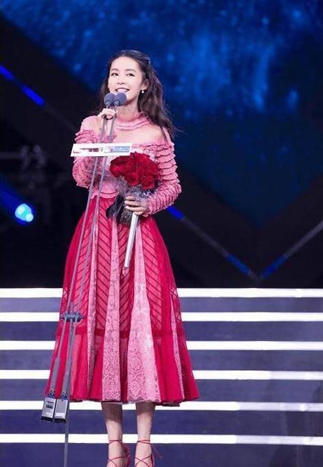 李沁穿露脐装秀蚂蚁腰，却被赘肉抢镜，网友：去健身房练练再来吧