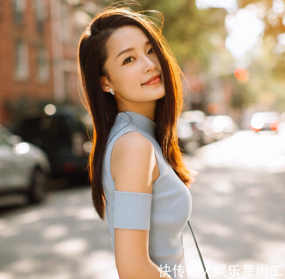 李沁咋想的啊，居然把“录音机”背身上，一点都不嫌重吗？