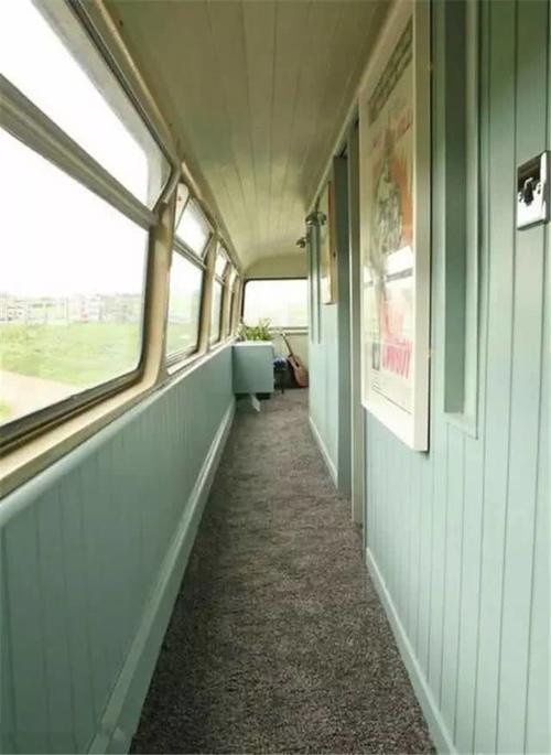 双层大巴竟能变成房车旅馆！