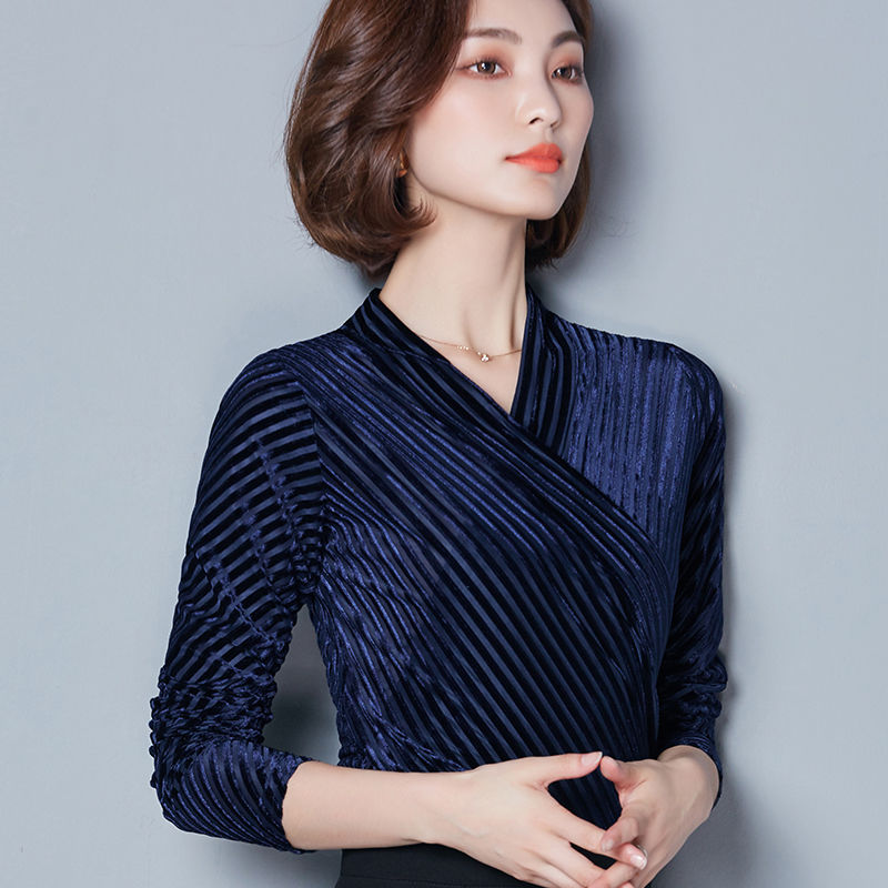 国庆出游，少穿裙，穿这样的小衫，搭黑裤子，四五十岁女人也美翻