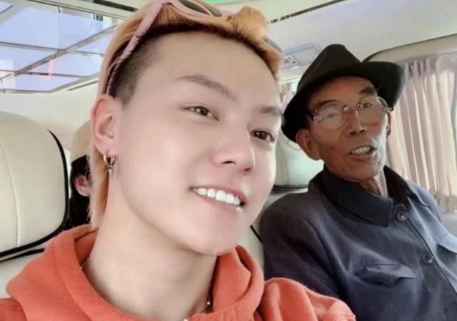 变形计成名后,唯一一把农村爷爷接到城里生活的主人公！
