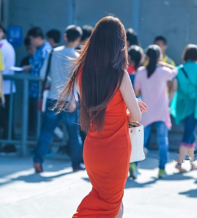 街拍像风一样的高开叉红裙美女，气质优雅迷人，白皙的美腿忽隐忽