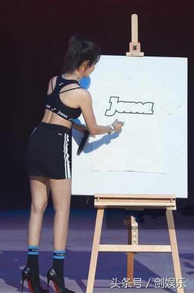 看了李冰冰的身材，男人都要怀疑人生，网友:真不敢相信她45岁了