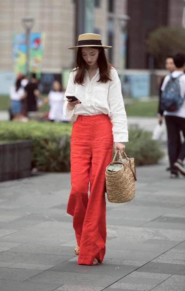 小姐姐身穿黑色吊带小短裙，很是性感