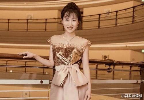 [ 李念]梳着丸子头，丝绸连衣裙高级大气，34岁的李念像“贵妇”