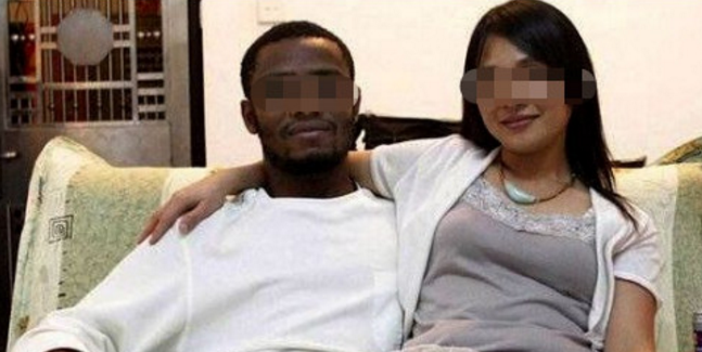 女子和黑人留学生交往三年,花费近千万,女子:我