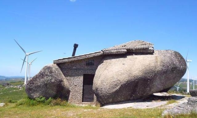 世界上最独特的房子，没水没电建在石头缝中，现却成旅游胜地