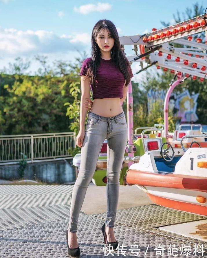 街拍 紧身牛仔裤美女，纤细软腰，清新脱俗！