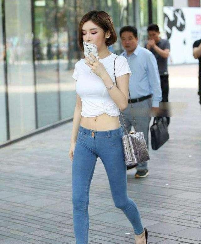  别人@简单易搭的基础款白T恤,想要比别人穿的更出彩,就这样搭配