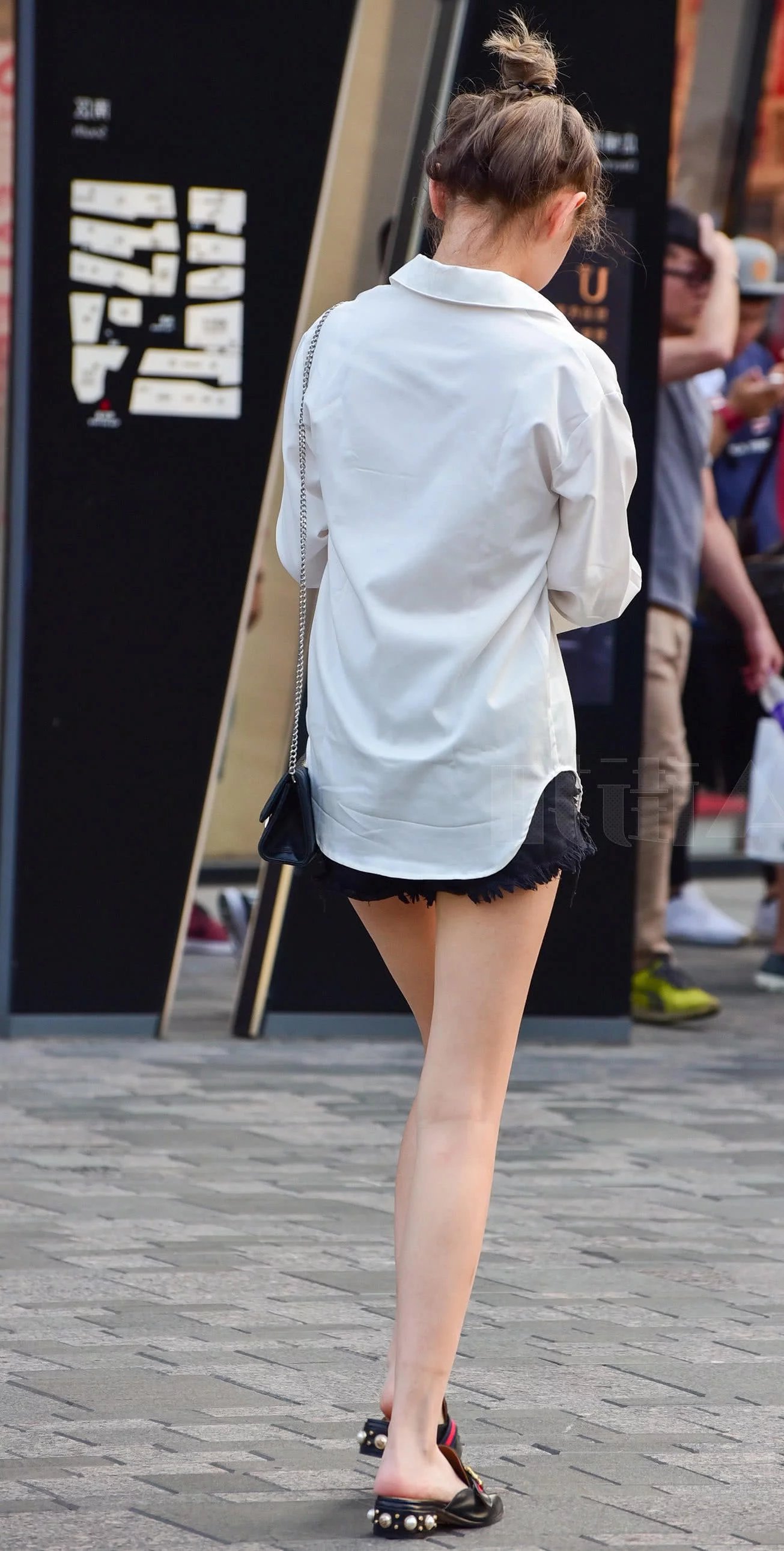 气质小姐姐丸子头俏皮甜美，这大长腿让正在抽烟的大妈都高看一眼