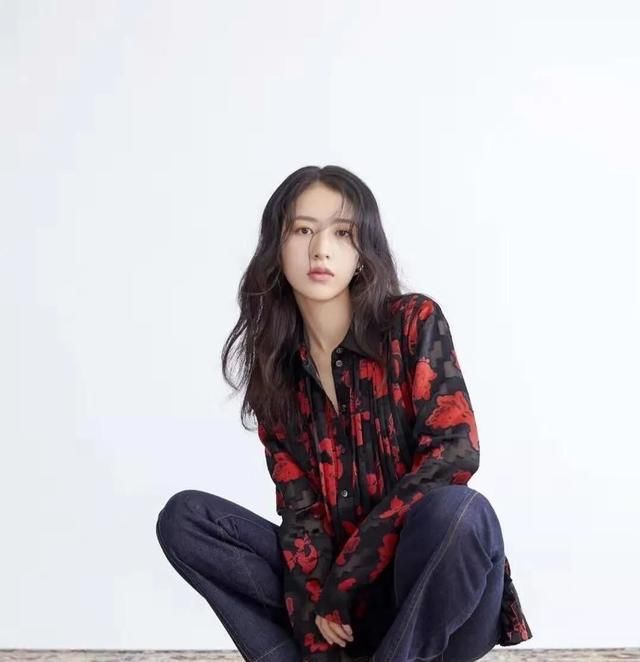 『女性』不同年龄的女性怎么搭配花衬衫?这样穿潮酷减龄,质感优雅全都行