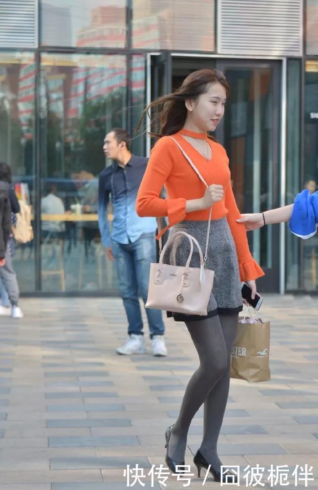  气质|美女印花套装搭配一双绑带的高跟凉鞋，带着气质与浪漫