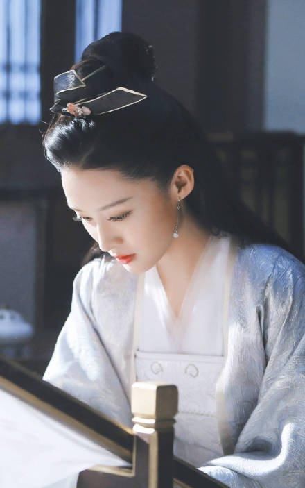  『推掉』李沁粉丝开撕工作室，称其推掉王牌综艺，还用黑白照