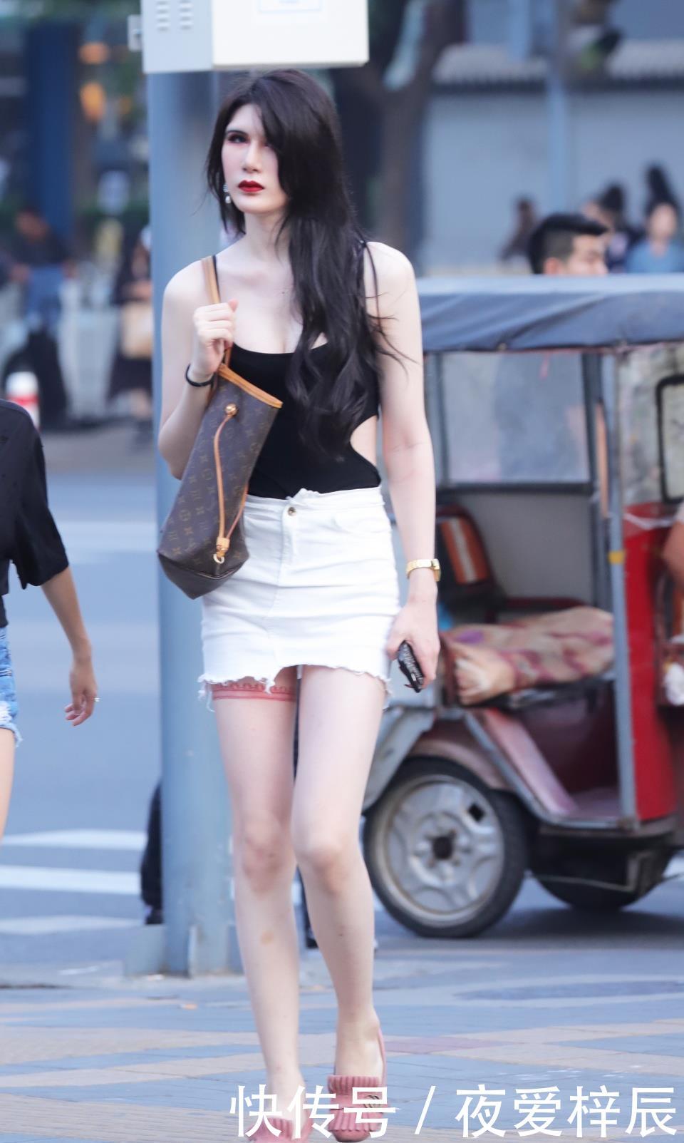 # 金色#走路带风,金色的裙子让小姐姐更有女人味,街拍:小姐姐时尚有型