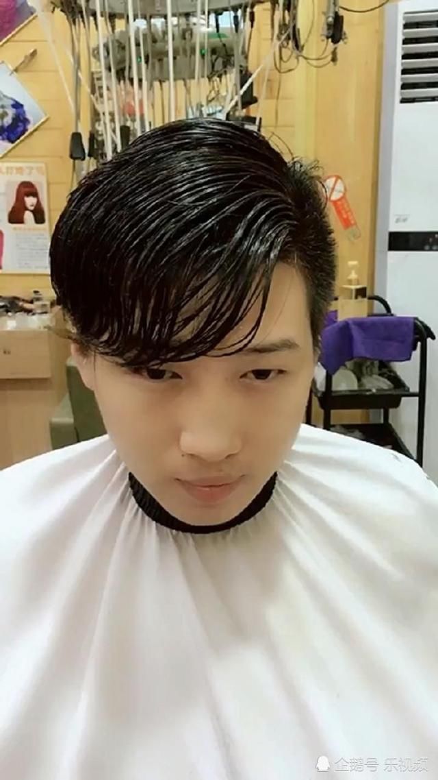 小伙失恋了去理发,发型师给他剃了个社会头,没想到变化这么大