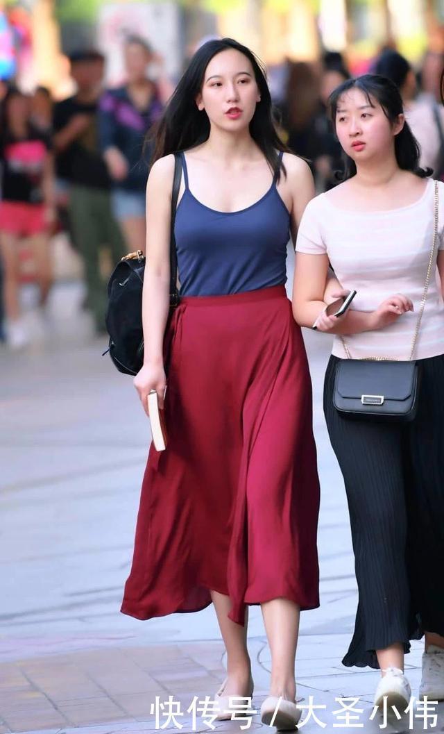  蓝色|美女街拍：长裙小姐姐很会搭配，上面蓝色下面红色，穿起来高级！