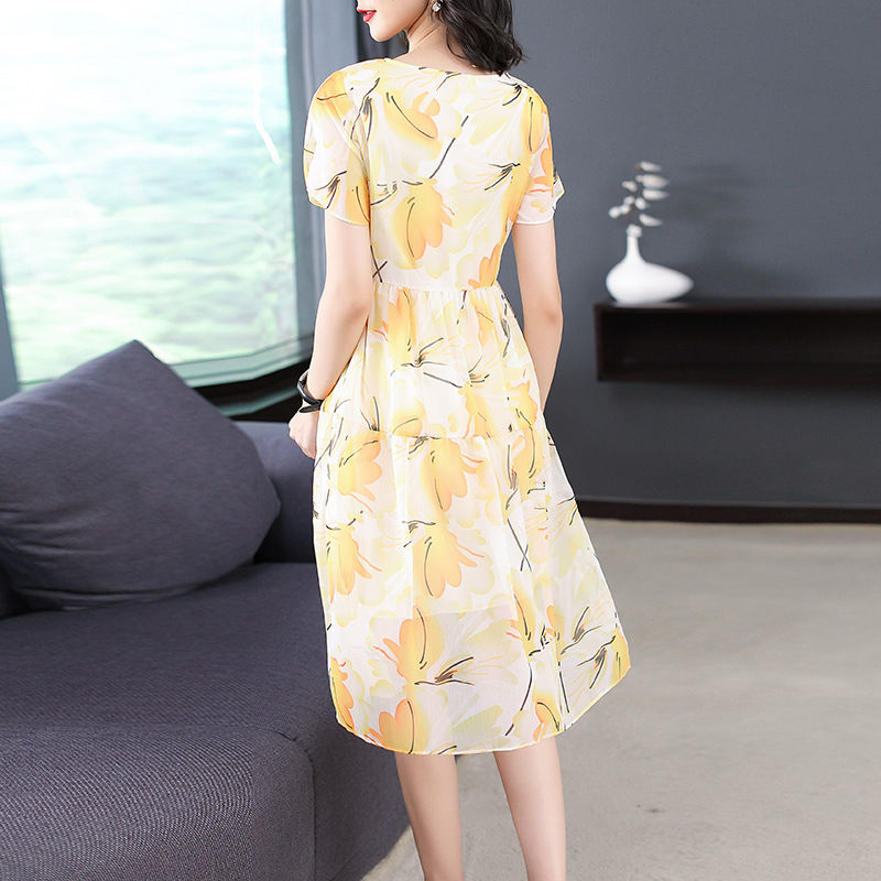 传统连衣裙落伍了!超火的“美嫩”裙配高跟鞋，适合70后女人