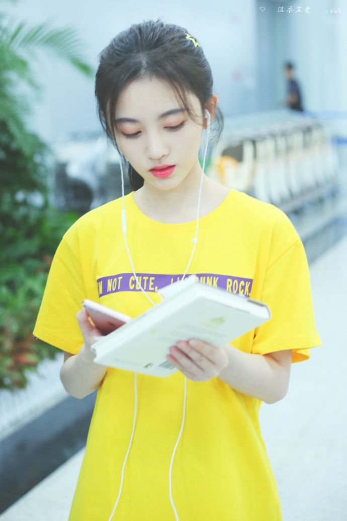 《芸汐传》鞠婧祎穿黄色T恤配短裤现身机场 不愧为四千年一遇美女