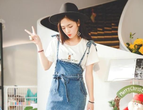 『人人』人人都穿过的strap dress，原来要这样搭配，减龄不像穿围裙