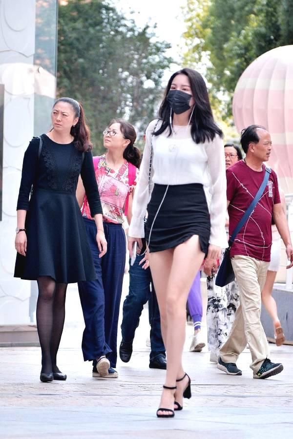 街拍：小姐姐修长的大长腿了还穿上高跟鞋，快高到没男朋友了吧！